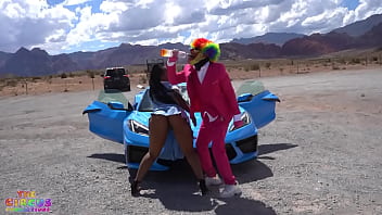 Pertunjukan Langsung “sacrifice” Yang Menggoda Dengan Nyny Lew