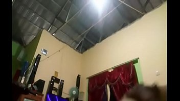 Pasangan Suami Istri Tampilkan Aksi Ranjang Langsung Di Depan Kamera