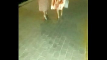 Gaun Sutra Emas Tiongkok Yang Membelai Lekuk Tubuh