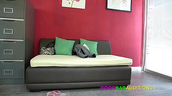 Manajer Bar Berkelas Rendah Menguji Bakat Gadis Thailand Muda Di Balik Tirai