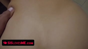 Holly Hendrix Menangkap Langsung Adik Tirinya Sedang Asyik Mengocok Kontolnya