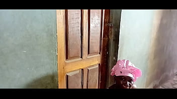 Menggunduli Anak Tiri Saat Ibu Tirinya Keluar Rumah