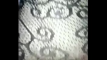 Gadis Tionghoa Dengan Stoking Jaring Hitam Menggoda Saat Melompati Telur