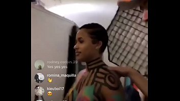 Tetesan Susu Tak Sengaja Saat Live Instagram