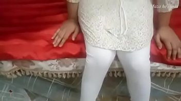 Gadis Seksi Dengan Legging Ketat Yang Menggoda