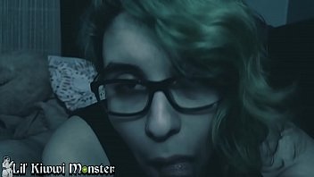 Mengintai Kakak Tiriku Dan Diam-diam Menghisap Kontol Mungilnya!