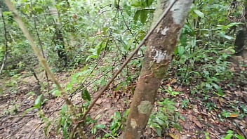 สาวสวยชาวไทยเดินเล่นในป่าเก็บเห็ด พร้อมแอบโชว์เร้าใจท่ามกลางธรรมชาติ