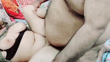 Ibu Tiri Desi Menangkap Anak Tirinya Masturbasi Dengan Bra Dan Celana Dalamnya, Lalu Membantunya Keluar Dengan Suara Hindi Kotor Yang Menggoda