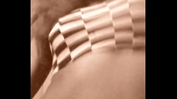 Tristina Millz Menggoyangkan Perut Seksi Dalam Tarian Erotis Live