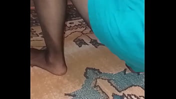 Olgun Türk Kadını Külotlu çorabıyla Halıyı Temizlerken Yasak Bir Fanteziyi Yaşıyor