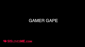 Cowok Beruntung Mengizinkan Adik Tiri Blonde Petitenya Mainkan Konsolnya, Asalkan Dia Mau Mainkan Kontolnya