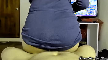 Hermana De Mi Novio, Te Enseño A Jugar Videojuegos Sentada En Mi Regazo – Sentí Su Verga Dura Cuando Me Monté