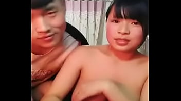 Payudara Montok Gadis Tionghoa Dengan Rok Mini