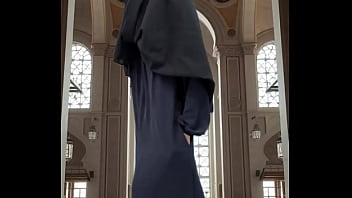 Mencoba Abaya Dan Hijab Dengan Gaya Yang Menggoda