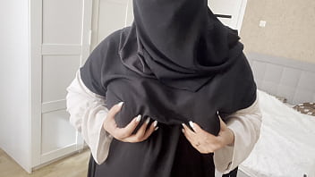 Istri Arab Teman Memamerkan Payudara Montoknya