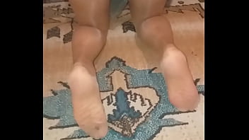 Olgun Türk Kadını Seksi Tül çoraplarıyla Halı Temizliyor