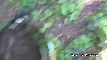 Gadis Remaja Montok Berpayudara Besar Menunduk Di Luar Ruangan Untuk Uang Dan Kontol