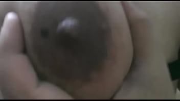 Gadis Desi Lahore Memamerkan Payudara Besar Yang Menggoda