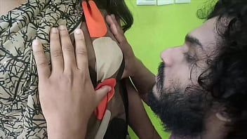 Gadis India Berbalut Saree Berbagi Ciuman Manis Dan Sentuhan Lembut Bersama Kekasih