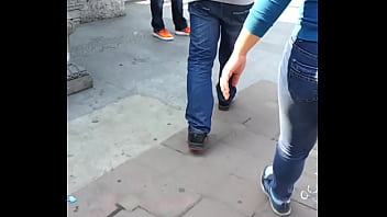 Pinggul Seksi Nan Menggoda Di Jalanan