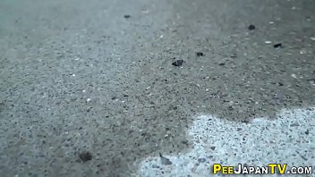 Gadis Jepang Jongkok Yang Menggoda