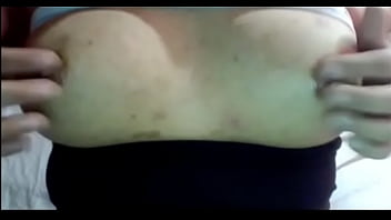 Istri India Memamerkan Payudara Ranumnya