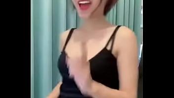 Cô Nàng Livestream Lộ Cả Vùng Kín Đầy Gợi Cảm