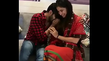 Gadis India Yang Menggoda Dengan Liku-liku Tubuhnya Yang Memesona