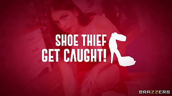 Pencuri Sepatu Digiring Ke Kamar Untuk Dihukum!