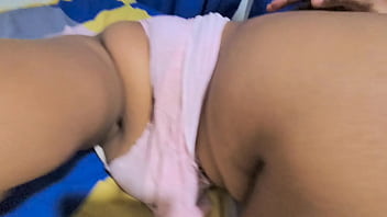 Madrasta Tarada Seduz Enteado, Ele Invade Seu Quarto E Ela Perde O Controle, Transando Com Sua Xota Enormemente Apetitosa