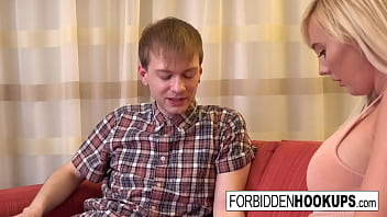 Gadis Montok Dengan Payudara Besar Melahap Kontol Gede Abang Tirinya