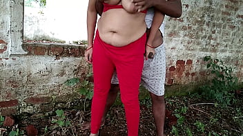 पिता के विदेश जाने के बाद, सौतेली माँ ने जंगल में गर्म प्यार से मेरी इच्छाएँ जगाईं