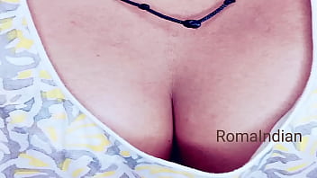 Gadis Seksi India Pamer Belahan Dadanya Untuk Saudara Tiri