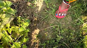 खेत की मिट्टी में गर्म चुदाई का मज़ा ही कुछ और है