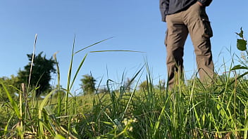 Milf Seksi Dengan Pantat Montok Dalam Gaun Membungkuk Dalam-dalam, Memperlihatkan Dirinya Kencing Di Alam Terbuka