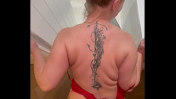 Ibu Tiri Masuk Ke Ruang Tamu Dan Langsung Melahap Kontol Gede Ku, Dia Nungging Biar Ku Sodok Habis-habisan, Lalu Kami Ke Kamar Mandi Biar Ku Muncratin Susu Montoknya.