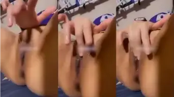 Gadis Kecil Telanjang Menggairahkan Dengan Vagina Basah Bergetah