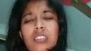 Pacar Desi Dengan Chut Ketat Berusaha Menunggangi Kontol Keras Pacarnya