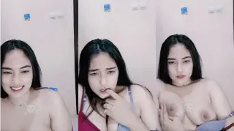 Xaquila Menggoda Dengan Payudara Berkilau Yang Menggairahkan