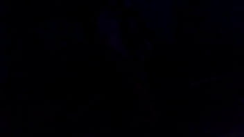 Paman Tua Itu Membuka Hadiahnya Saat Semua Orang Mabuk Dan Liar