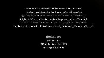 Gadis Remaja Penyembah Kaki Membungkuk Untuk Anal