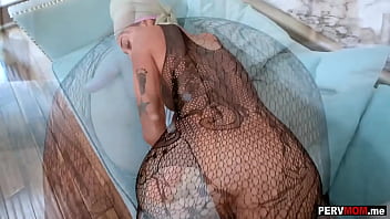 Ibu Tiri Berhijab Arab Cali Lee Menginginkan Kontol Besar Anak Tirinya