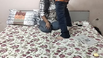 Goyangan Maut Bhabhi India, Erangan Mesra Menggoda Di Ranjang Sendiri!