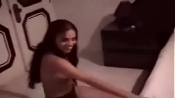 Gadis India Seksi Membuka Pakaiannya Dengan Penuh Gairah