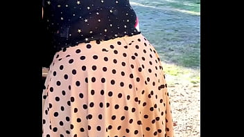 Gadis Seksi Berpakaian Di Luar Ruangan – Memamerkan Belahan Payudara Dan Bra