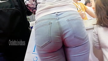 Pantat Sempurna Dalam Celana Jeans Putih Yang Menggoda