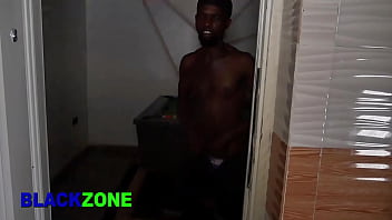 Ibu Tiriku Menggoda Di Dapur Dengan Gerakan Yang Menggairahkan