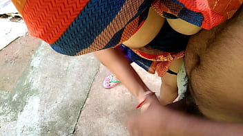 Mengintip Ibu Tiri Kencing Di Halaman Belakang Dan Cepat-cepat Ejakulasi Di Payudaranya