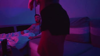 Cowok Rusia Bernyanyi Untuk Pacarnya Dari Medellin Sambil Dia Menari Telanjang