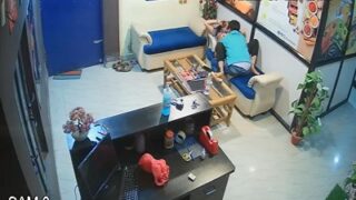 Pria Kantoran Mengisap Payudara Susu Rekan Kerjanya Saat Liburan